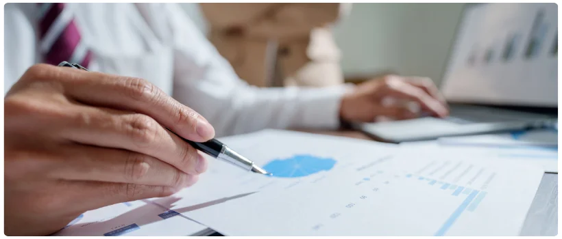 Consultor financeiro calculando ROIC de uma empresa