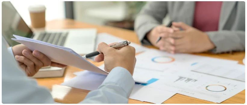 Consultor calculando retorno sobre o capital investido (ROIC)