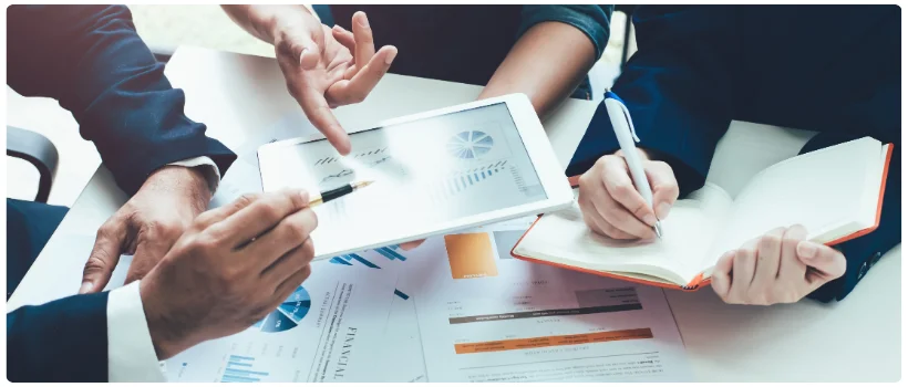 Consultores em reunião fazendo cálculos de uma empresa