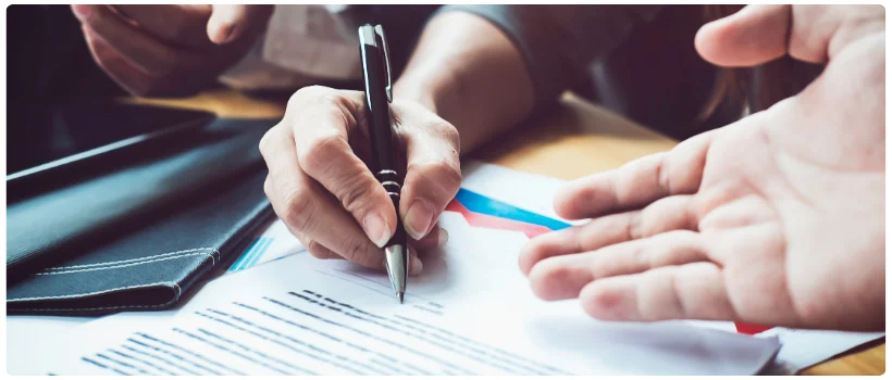 Advogado explicando o processo de saíde de sócio para cliente