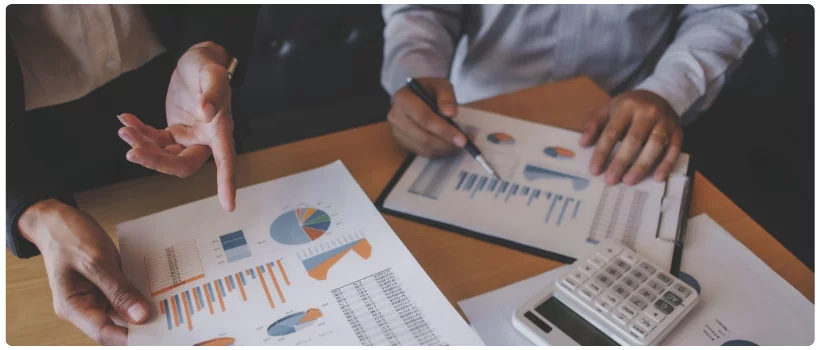 Dois sócios conversando sobre a saída de um sócio e como definir o valor da empresa
